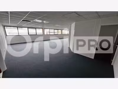 Bureaux lumineux aménagés à louer à Canéjan