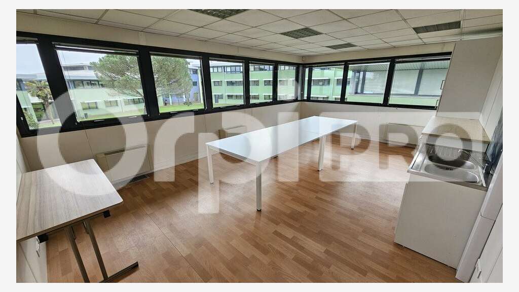 Bureaux lumineux aménagés à louer à Canéjan