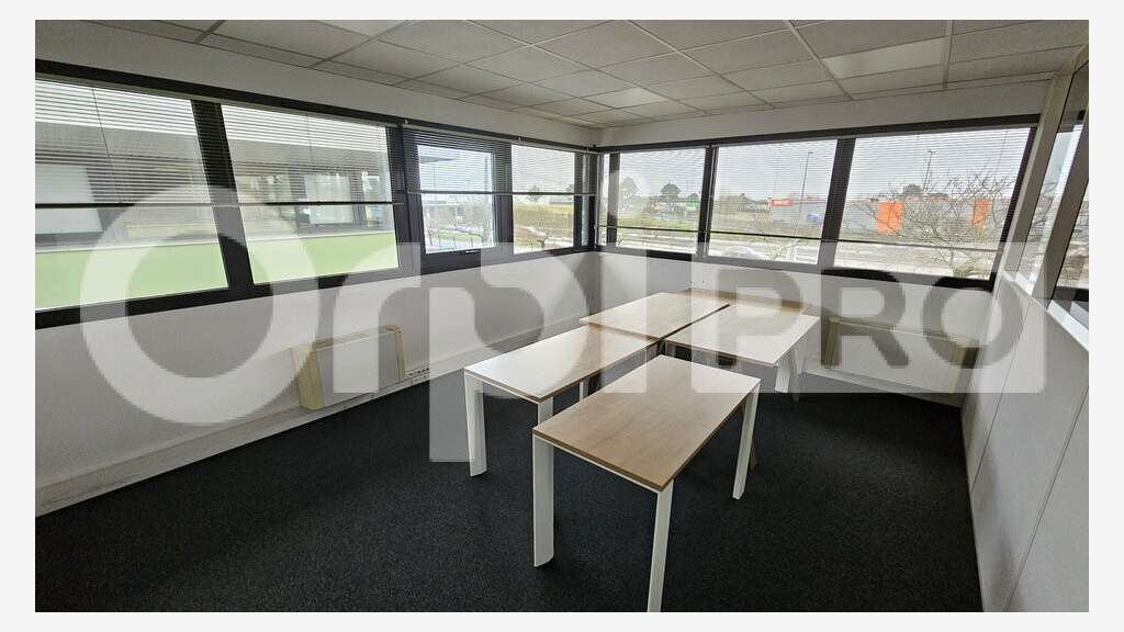 Bureau lumineux 117m² R+1 à louer à Canéjan
