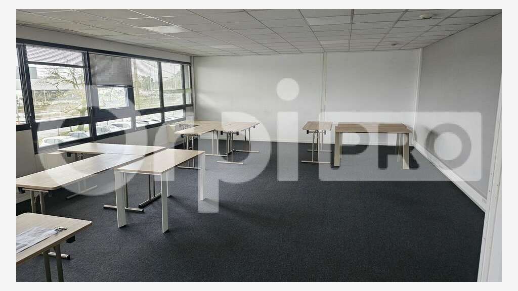 Bureau lumineux 117m² R+1 à louer à Canéjan