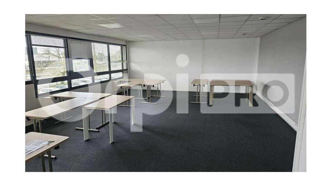 Bureau lumineux 117m² R+1 à louer à Canéjan