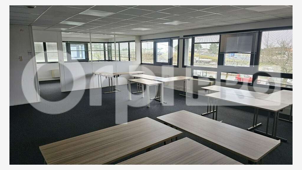Bureau lumineux 117m² R+1 à louer à Canéjan