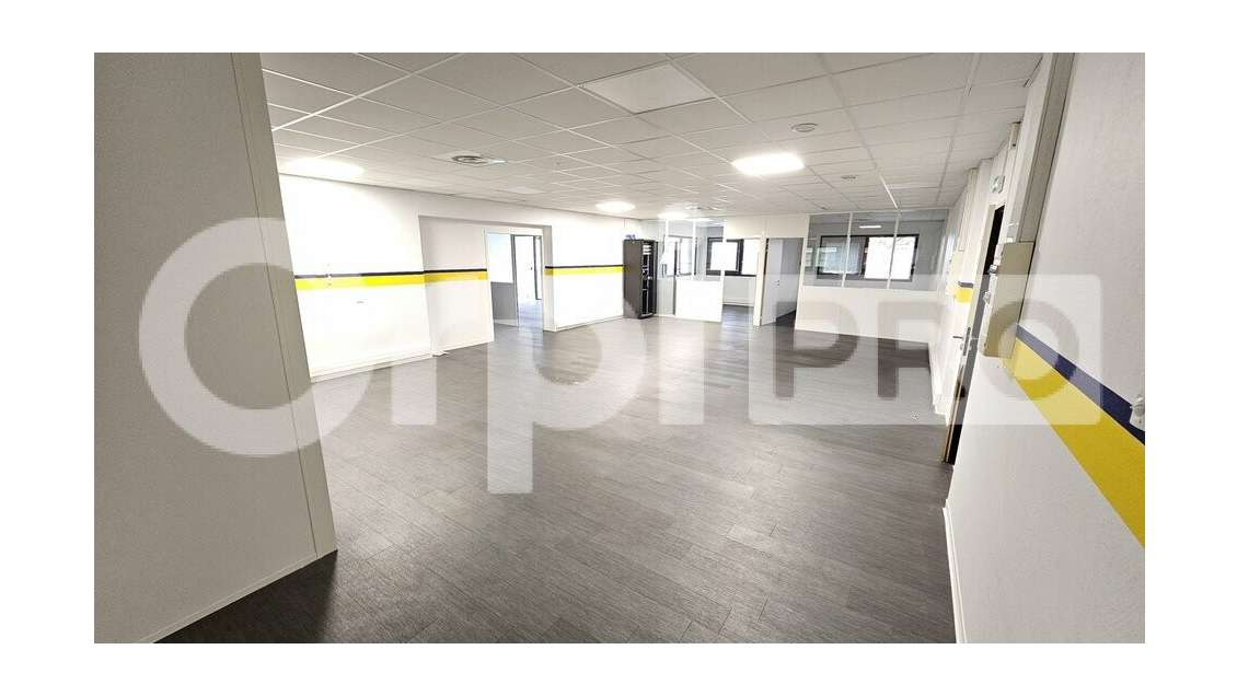 Bureaux 513m² RDC à louer à Canéjan