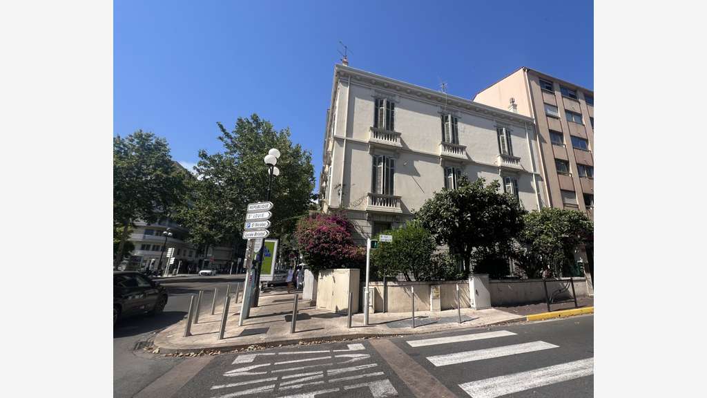 Local pour profession liberale Cannes bd Carnot