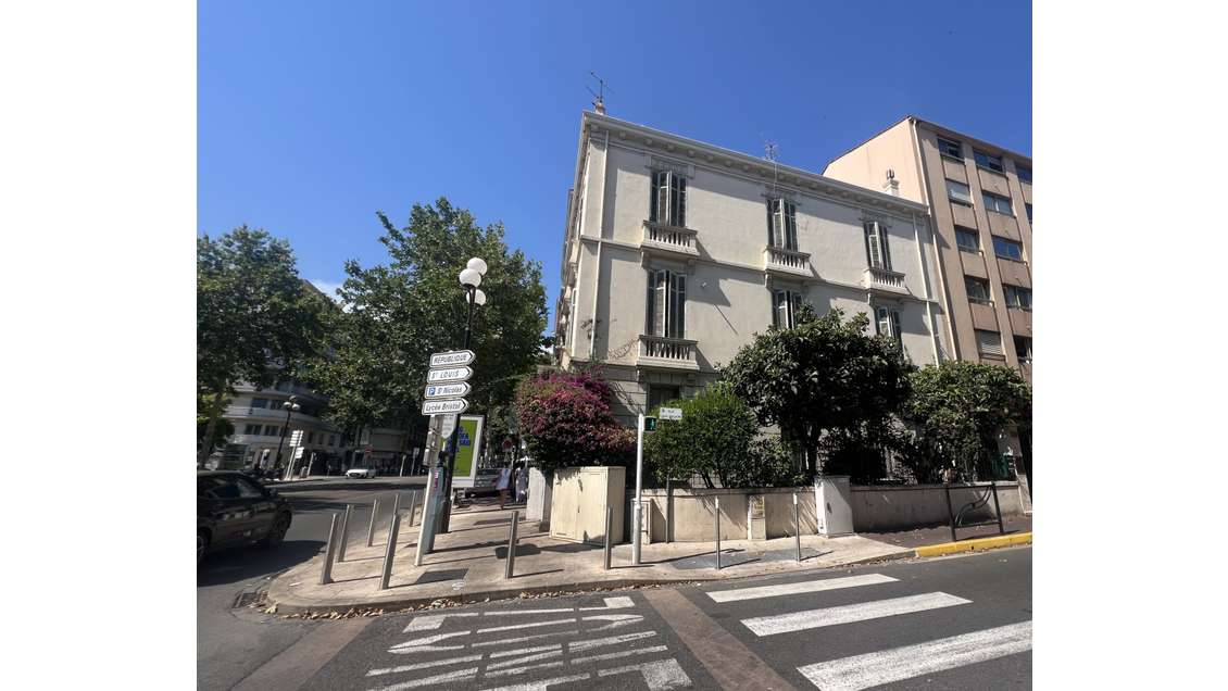 CANNES - BD CARNOT -LOCAL POUR PROFESSION LIBERALE