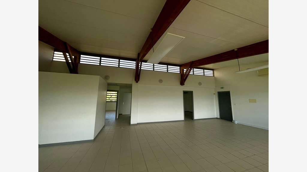 A louer bureaux 158m² R+1 à Capesterre Belle Eau