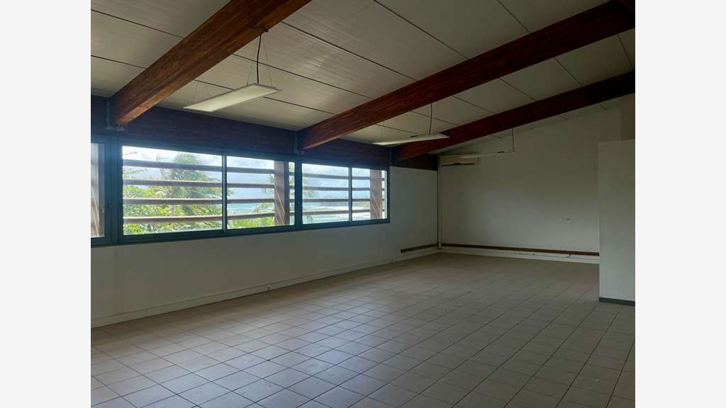 A louer bureaux 158m² R+1 à Capesterre Belle Eau