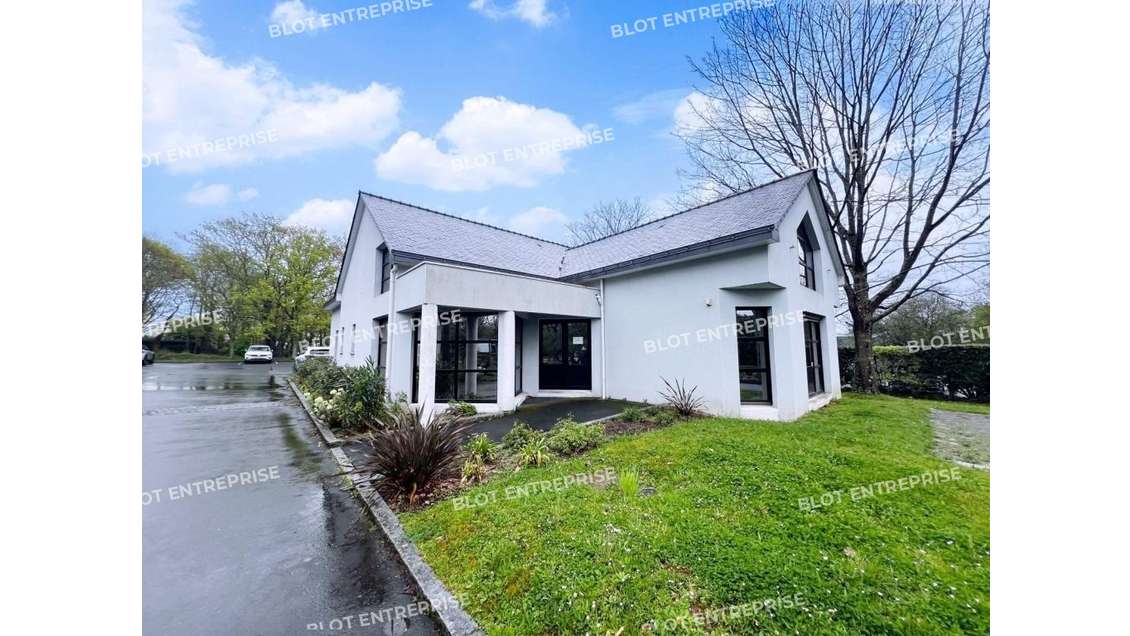 A louer bureaux de 251m² à Carquefou face golf