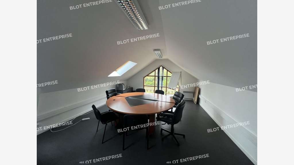A louer bureaux de 251m² à Carquefou face golf