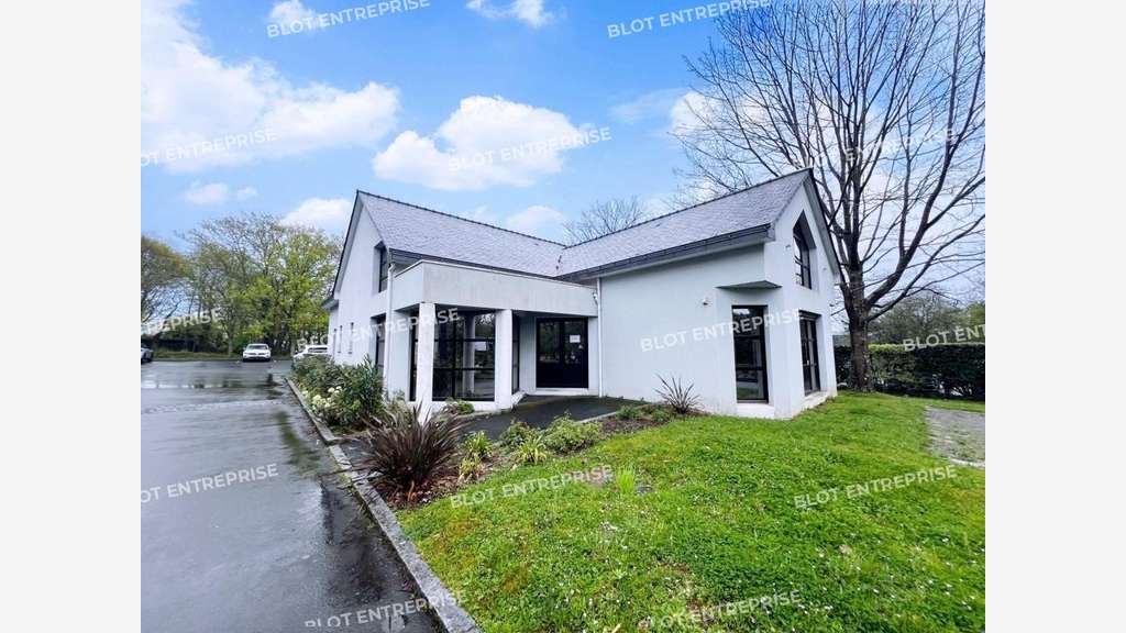 A louer bureaux de 251m² à Carquefou face golf