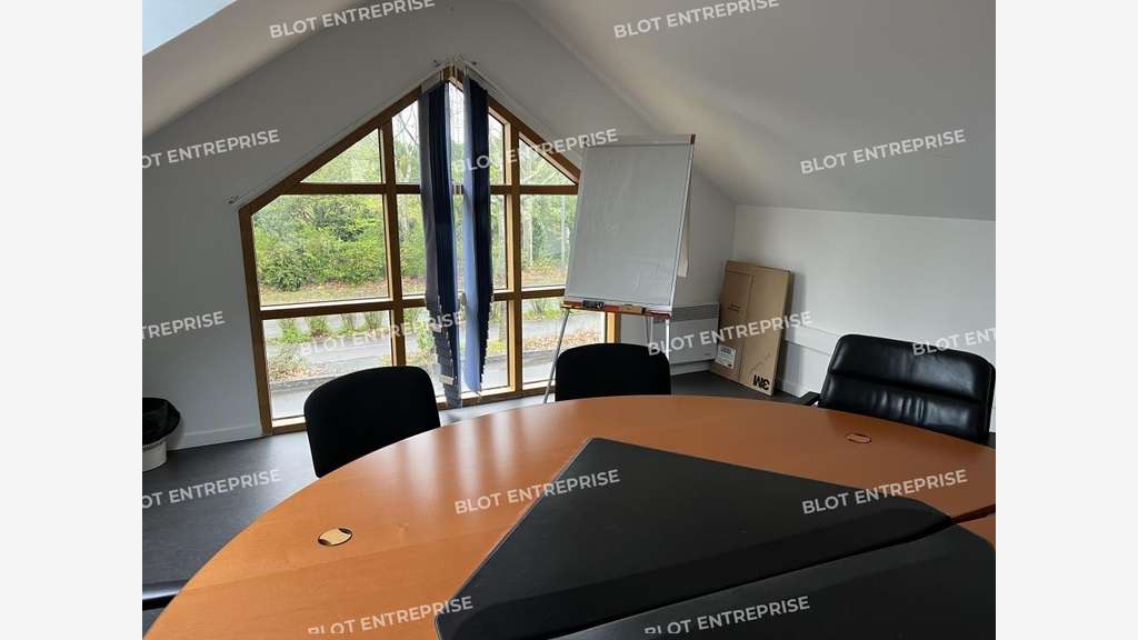 A louer bureaux de 251m² à Carquefou face golf