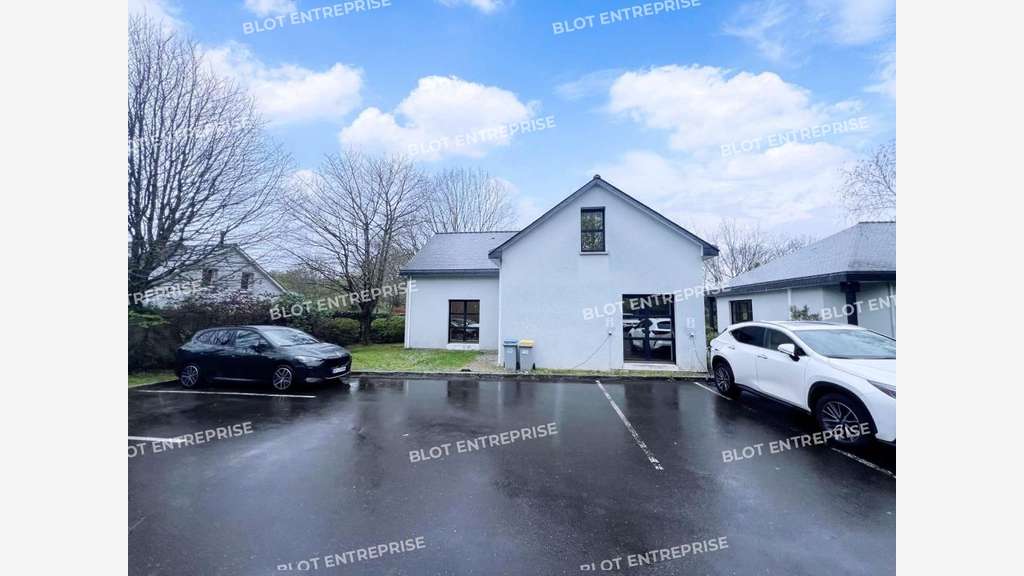 A louer bureaux de 251m² à Carquefou face golf