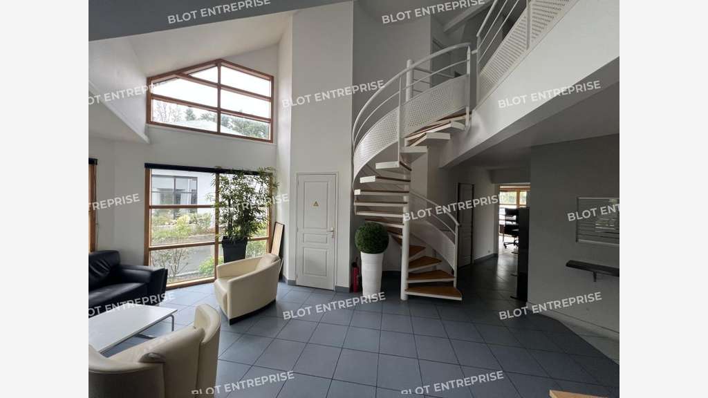A louer bureaux de 251m² à Carquefou face golf