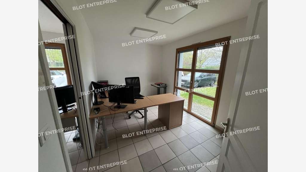 A louer bureaux de 251m² à Carquefou face golf
