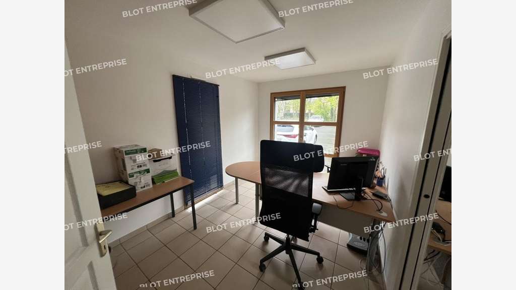 A louer bureaux de 251m² à Carquefou face golf