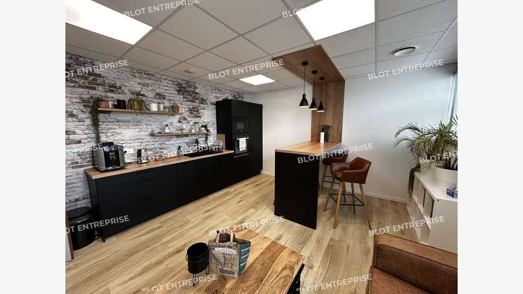À VENDRE - À LOUER - BUREAUX - 202 M² - CARQUEFOU