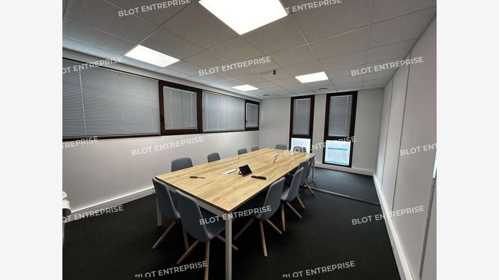 À VENDRE - À LOUER - BUREAUX - 202 M² - CARQUEFOU