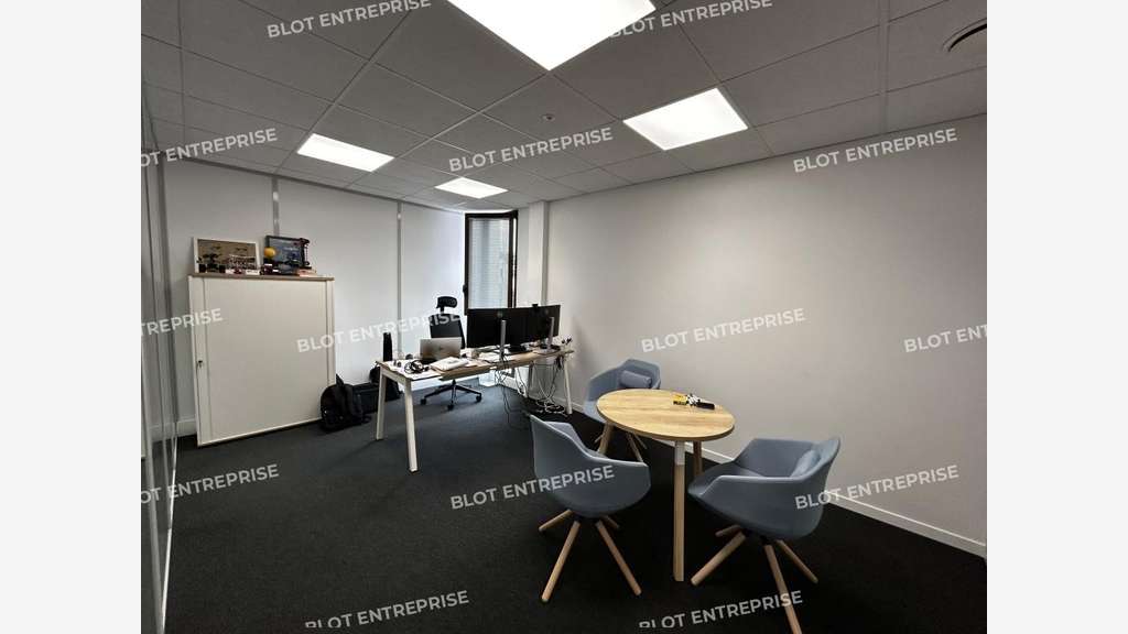 À VENDRE - À LOUER - BUREAUX - 202 M² - CARQUEFOU