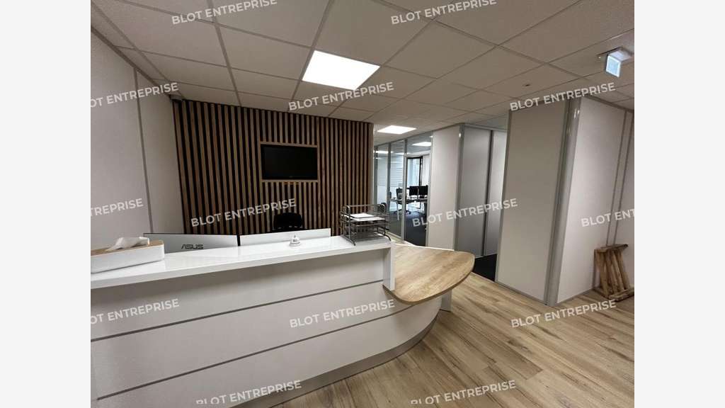 À VENDRE - À LOUER - BUREAUX - 202 M² - CARQUEFOU