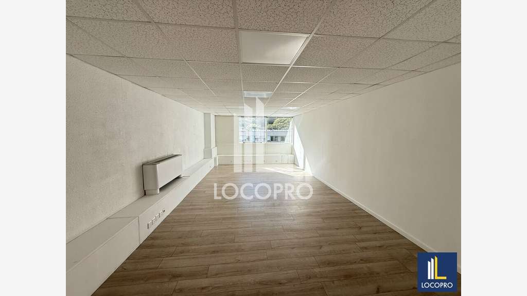 A louer bureaux 42,5m² à Carros zone dynamique