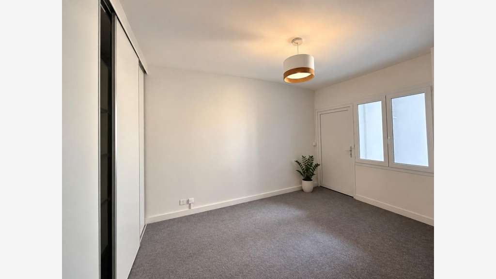 Local professionnel – 33 m² – Face au Jardin du Ma