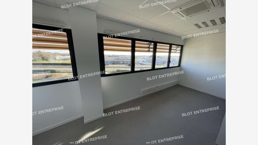 A louer bureaux 146m² R+2 zone de Kerpont à Caudan