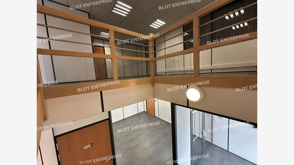 A louer bureaux avec stockage 1430m² à Caudan