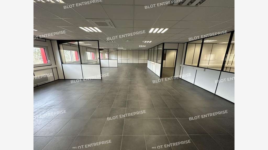 A louer bureaux avec stockage 1430m² à Caudan