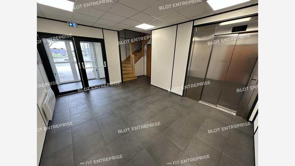 A louer bureaux avec stockage 1430m² à Caudan