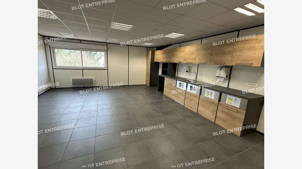 A louer bureaux avec stockage 1430m² à Caudan