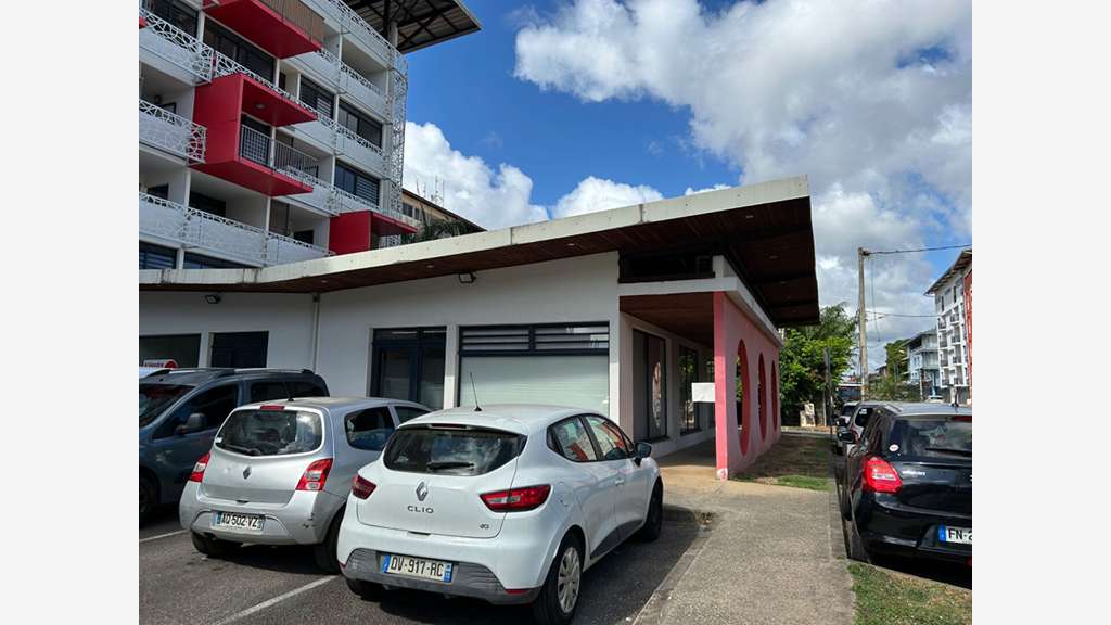 A louer bureaux aménagés 76m² RDC à Cayenne