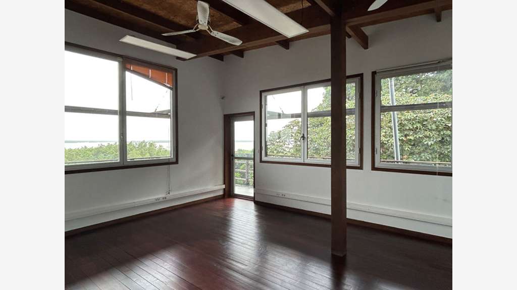 A louer bureaux climatisés 160m² à Cayenne