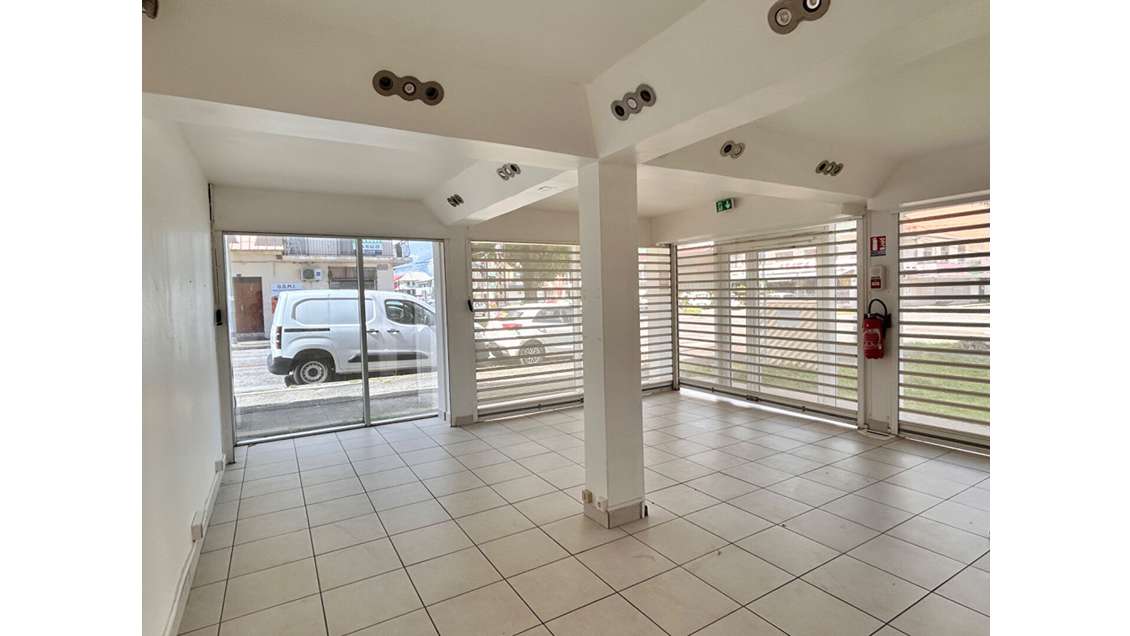 A louer bureaux 52m² RDC en angle à Cayenne