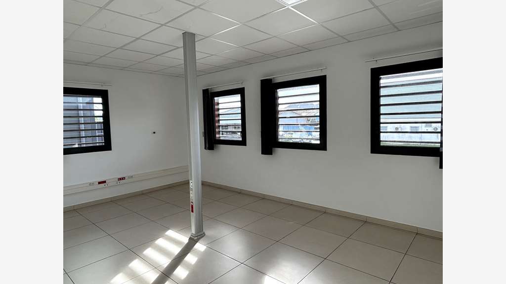 A louer bureaux 287m² à Cayenne zone Collery