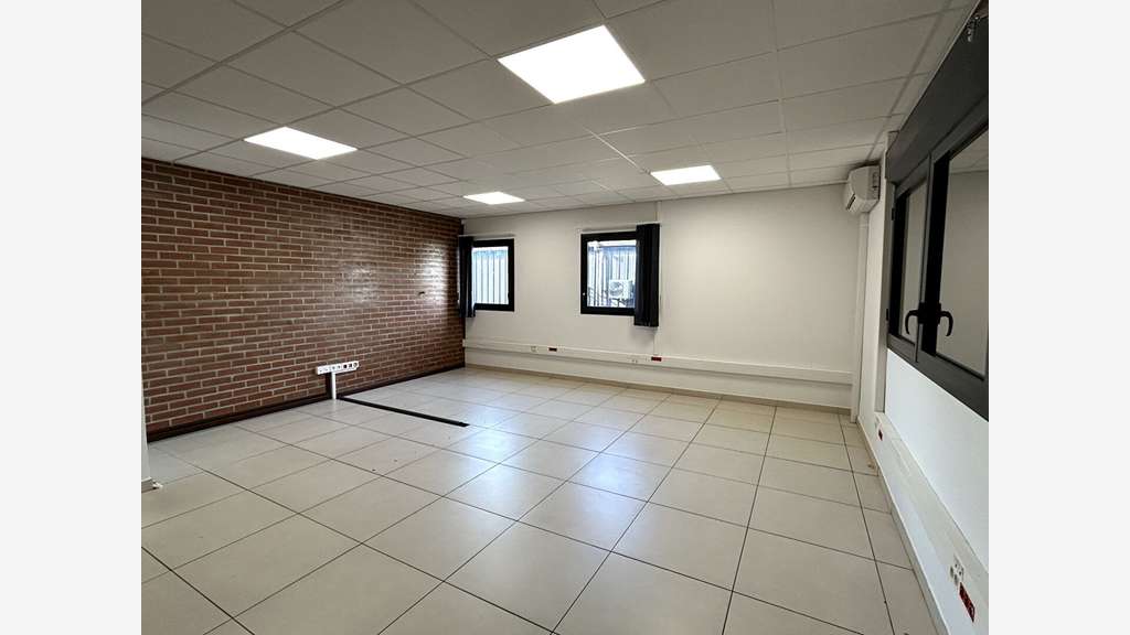 A louer bureaux 287m² à Cayenne zone Collery
