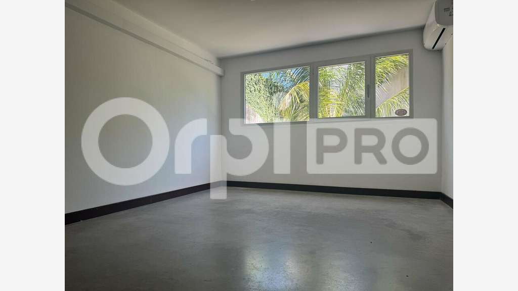 Bureau 70m² RDC lumineux à louer à Cayenne