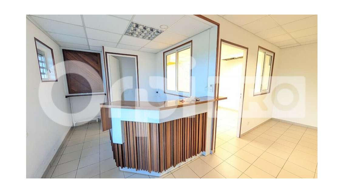 A louer local commercial de 144m² en angle Cayenne