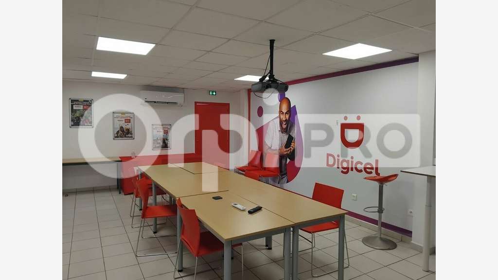 A louer local aménagé 380m² zone Collery à Cayenne