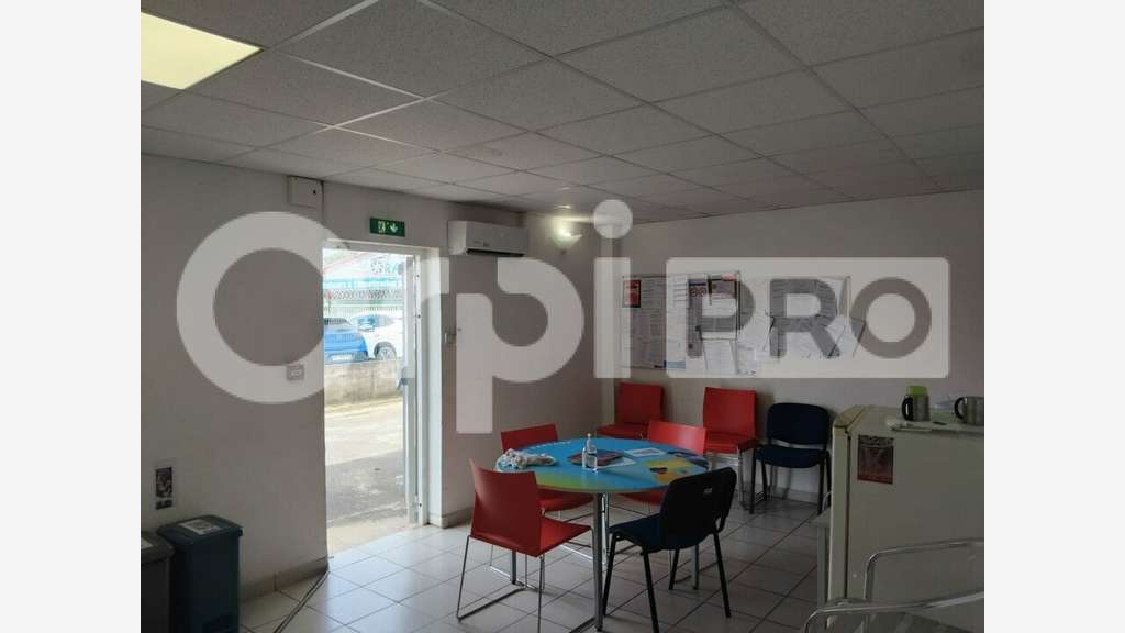 A louer local aménagé 380m² zone Collery à Cayenne