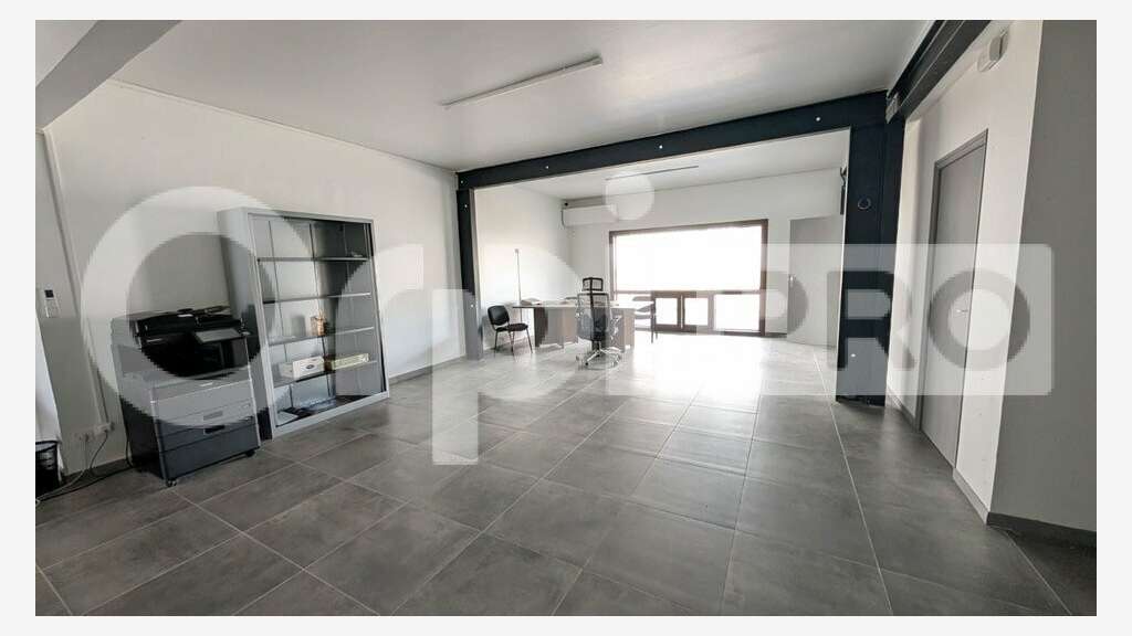 Loue local professionnel de 126m² en RDC à Cayenne