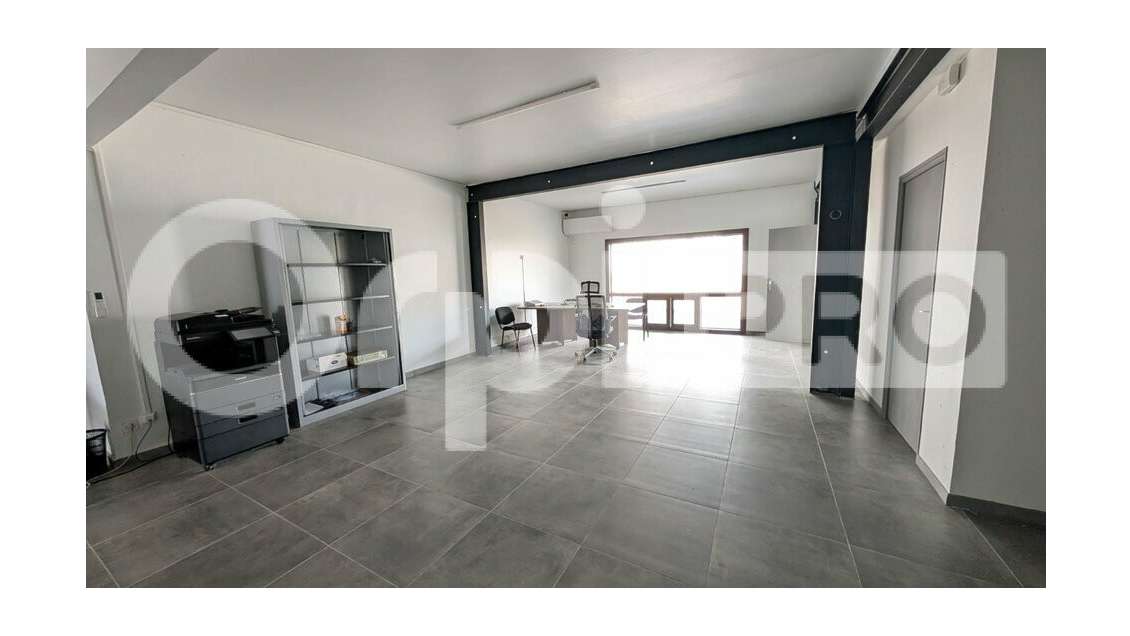 Loue local professionnel de 126m² en RDC à Cayenne