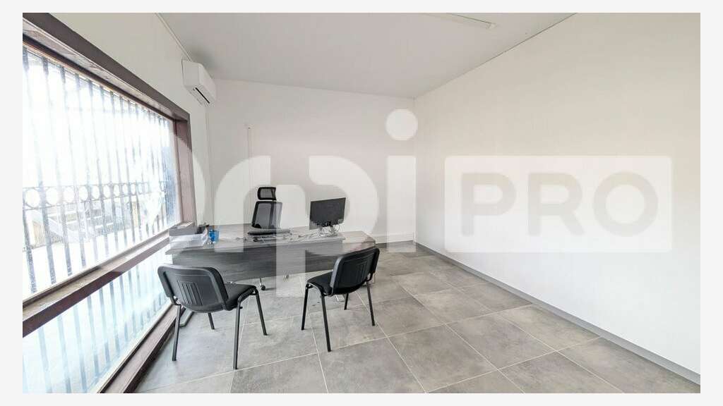 Loue local professionnel de 126m² en RDC à Cayenne