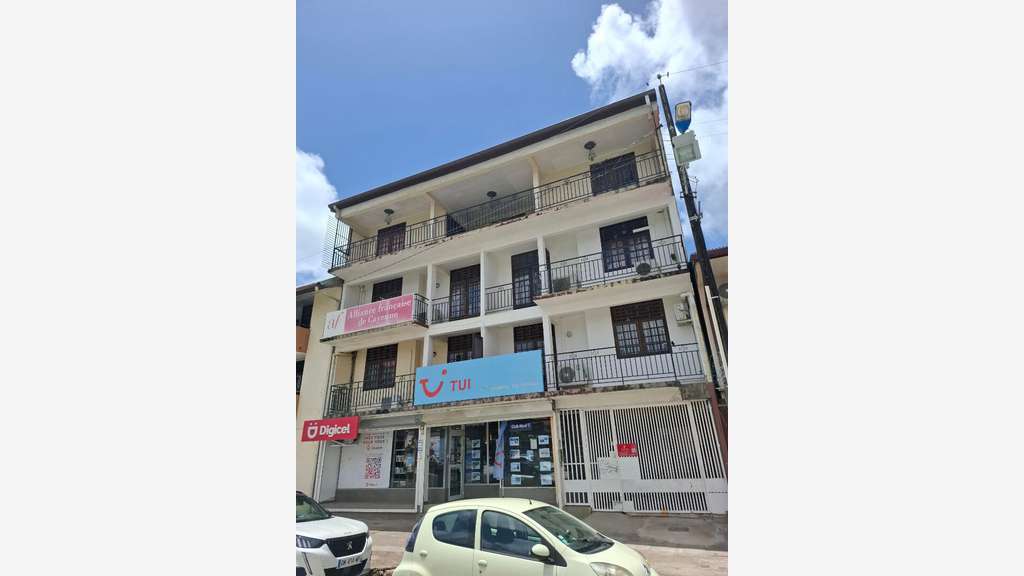 A louer bureaux climatisés 60m² 1er étage Cayenne