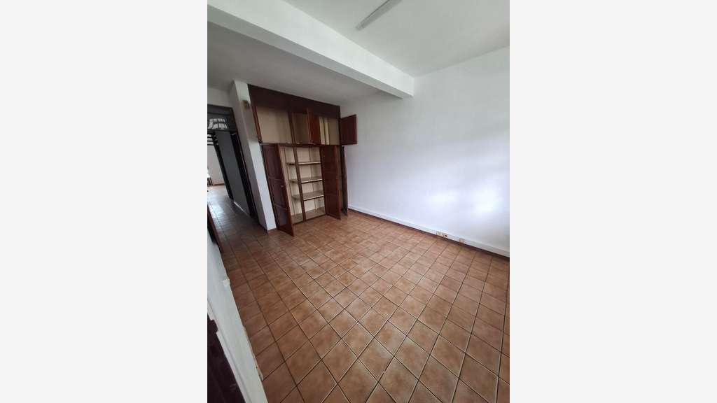 A louer bureaux climatisés 60m² 1er étage Cayenne