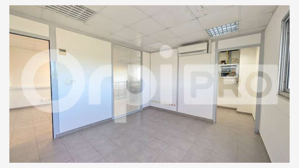 Bureau de 144m² à louer en angle à Cayenne