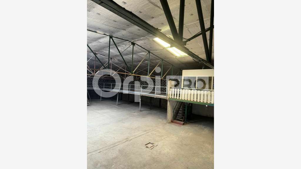 Bâtiment pro de 661m² à louer en ZI à Cayenne 