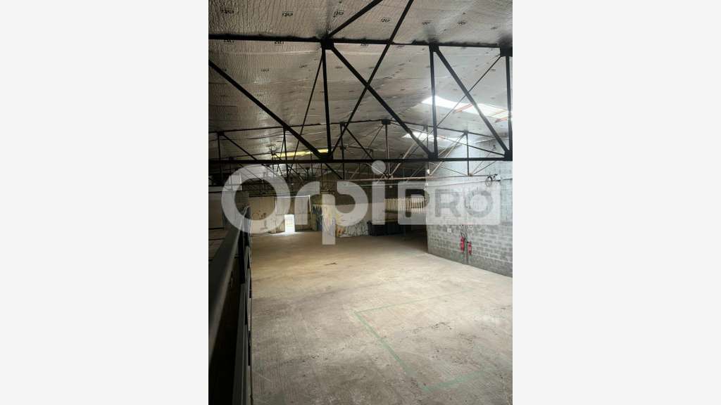 Bâtiment pro de 661m² à louer en ZI à Cayenne 