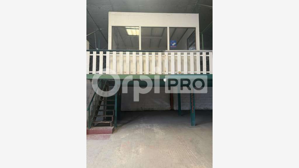 Bâtiment pro de 661m² à louer en ZI à Cayenne 