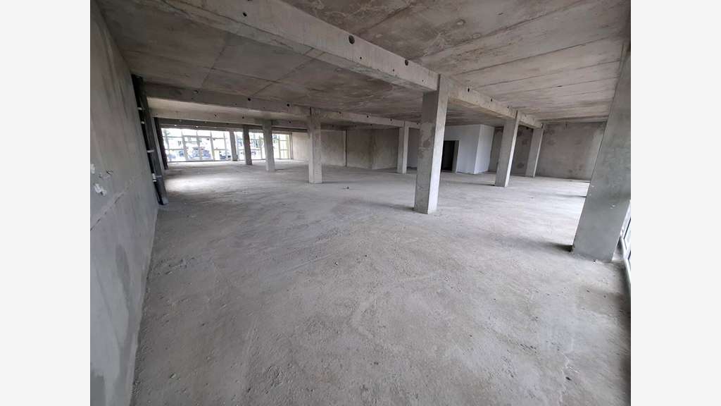 A louer local 343m² sur l'axe principal de Montabo