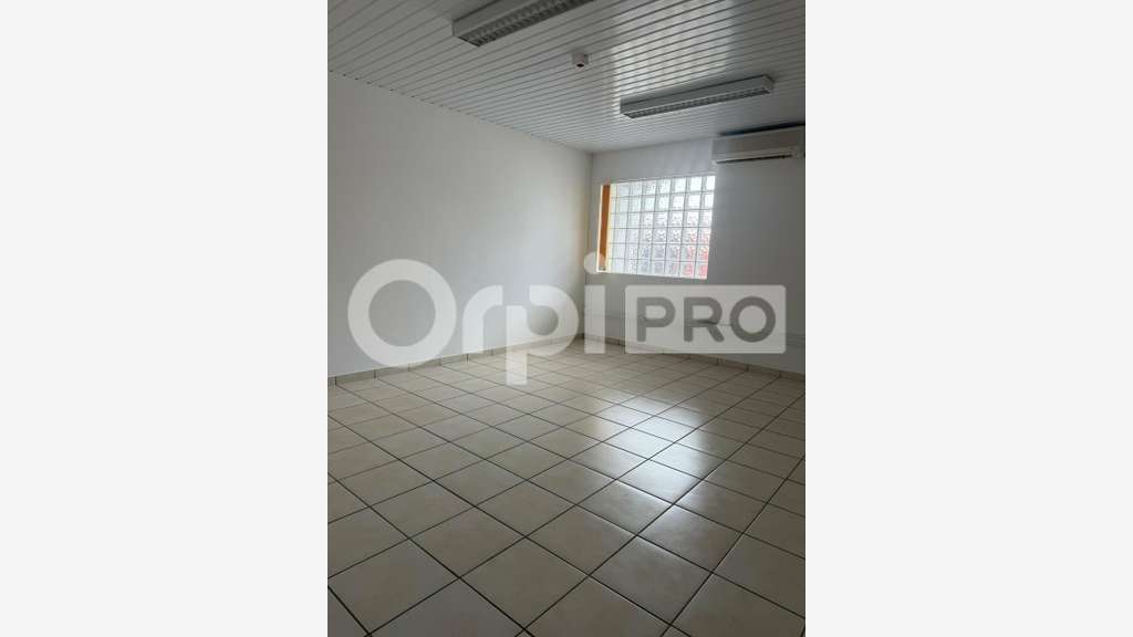 Plateau de bureaux 270m² R+1 à louer à Cayenne